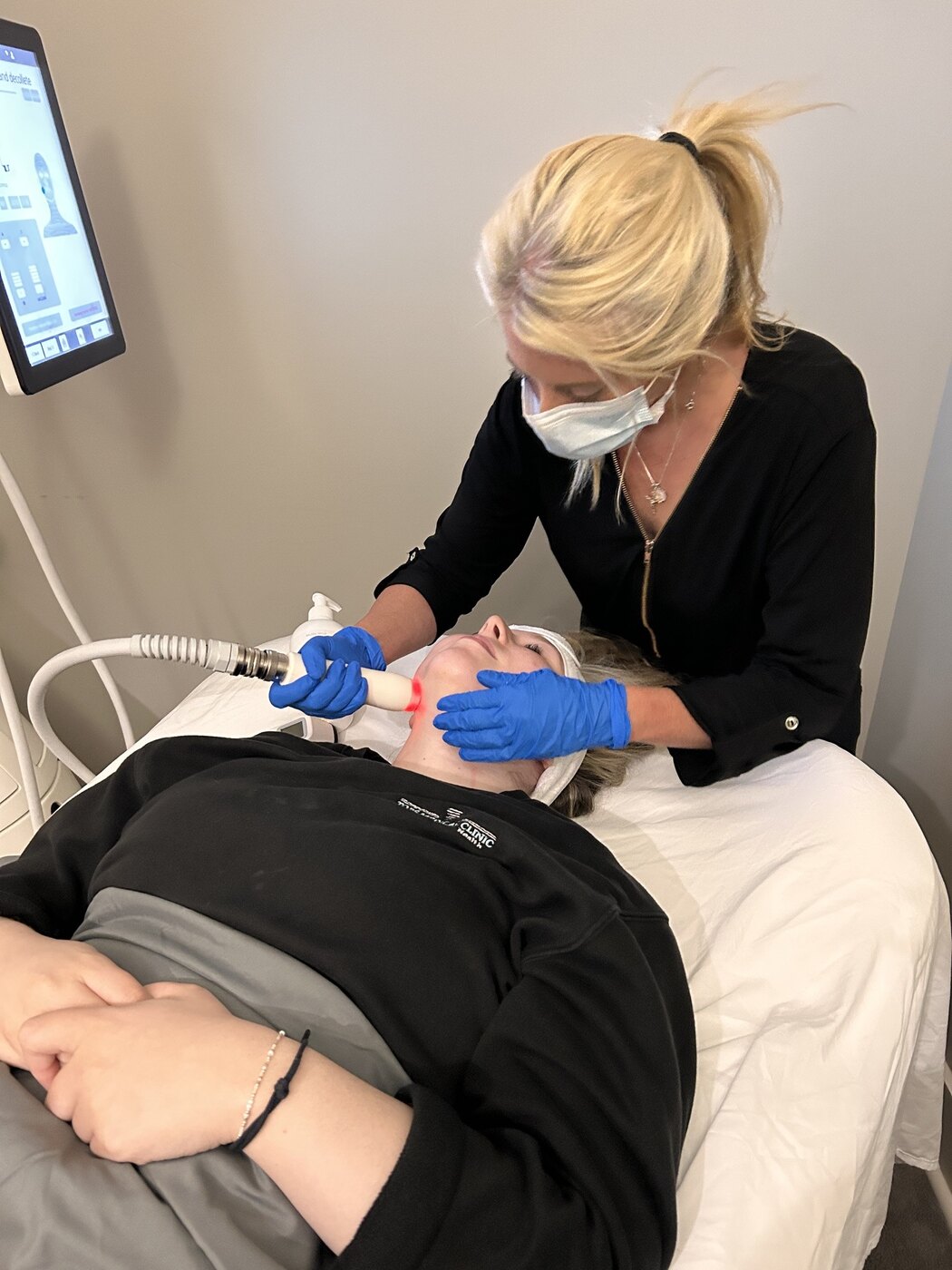 T-Shape 2 treatment being performed at TORS Medical Clinic